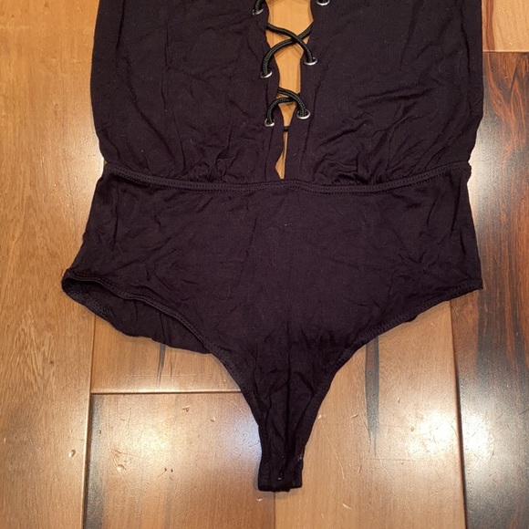 LIKE NEW- FOREVER 21 HALTER CRISS CROSS BODYSUIT - WOMENS SMALL - Picture 4 of 7